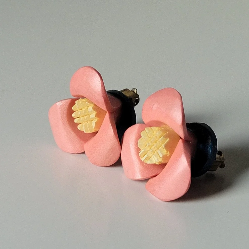 Vintage Carved Wood Flower Clip On Earrings Women OS Pink Blue Retro Cottagecore
